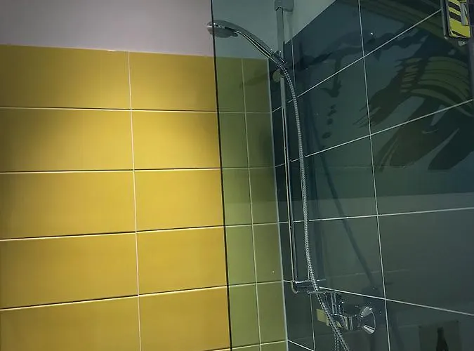 Road Stop 4* וופרטל